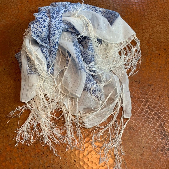 Cream/blue print tasseled scarf - Picture 2 of 4